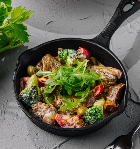 Курица с овощами в сливочном соусе 320 гр.