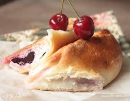 Авторсикй хачапури с творогом и вишней
