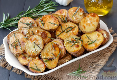 Запеченный картофель с розмарином
