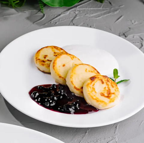 Сырники со сметаной и вареньем